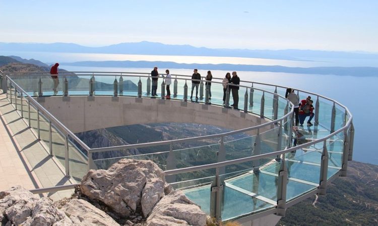 Bh. turisti dobri potrošači, veliki broj sezonaca radi u Makarskoj