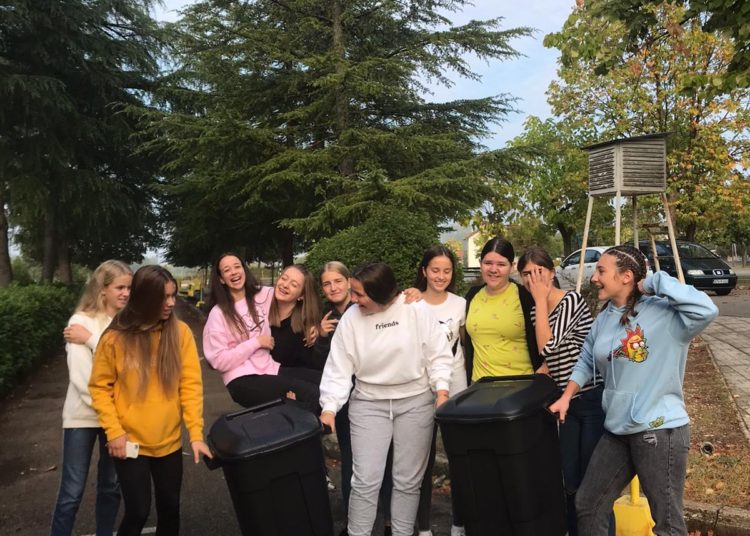 Osnovnoj školi Humac donirane kante za otpad