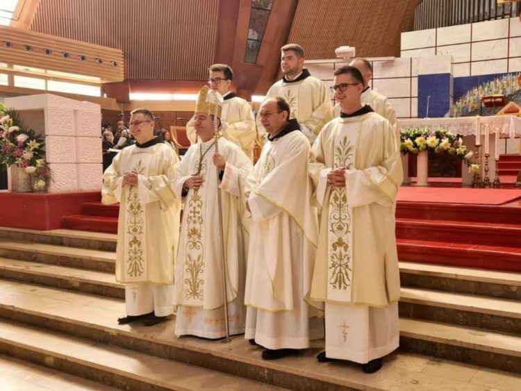 Zaređena petorica novih đakona