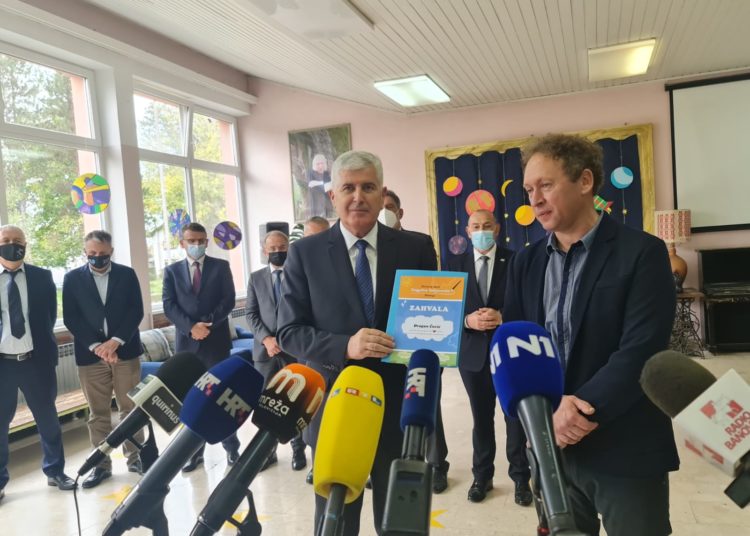 Dužnosnici HDZ-a BiH osigurali sredstva za obnovu Osnovne škole Dragutina Tadijanovića u Petrinji