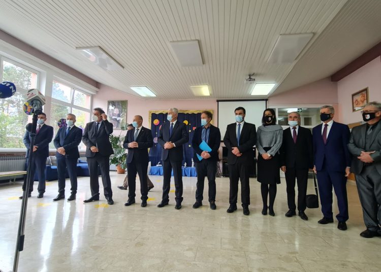 Dužnosnici HDZ-a BiH osigurali sredstva za obnovu Osnovne škole Dragutina Tadijanovića u Petrinji