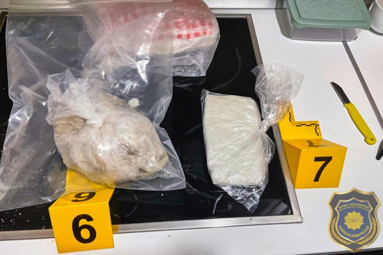 Široki Brijeg/Čapljina: U akciji Federalne uprave policije pronađeno tri kilograma heroina i amfetamina