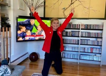 Kolinda Grabar-Kitarović na koljenima i s rukama u zraku proslavila pobjedu Hrvatske