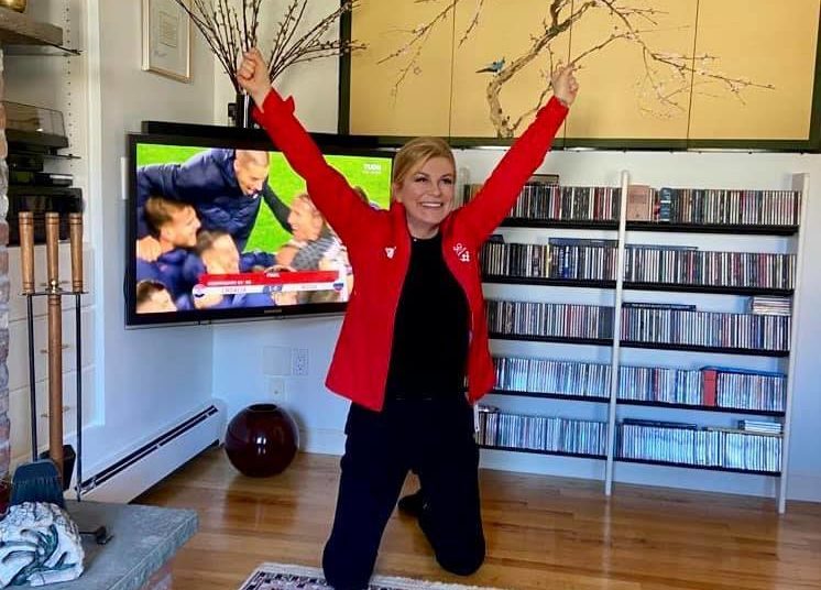 Kolinda Grabar-Kitarović na koljenima i s rukama u zraku proslavila pobjedu Hrvatske