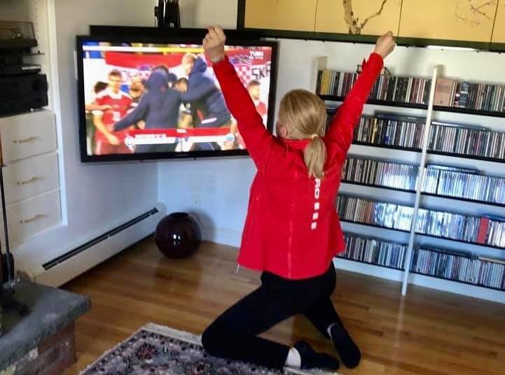 Kolinda Grabar-Kitarović na koljenima i s rukama u zraku proslavila pobjedu Hrvatske