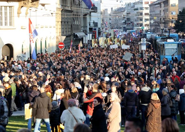 Veliki prosvjed protiv Covid potvrda u Zagrebu: ‘Bez temeljnih ljudskih prava nismo ljudi već robovi!
