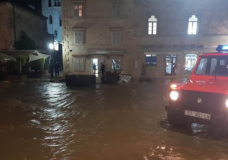 Snažno grmljavinsko nevrijeme pogodilo Hvar