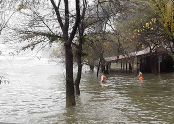 Kupali se na Kravici usred poplave i visokog vodostaja