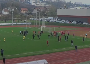 Neredi na utakmici Čelika i Bosne, navijači ganjali suca