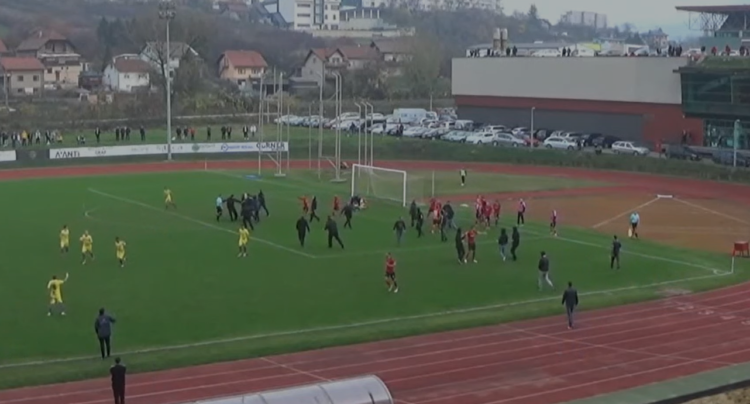 Neredi na utakmici Čelika i Bosne, navijači ganjali suca