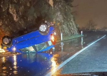 U Žovnici auto završilo na krovu