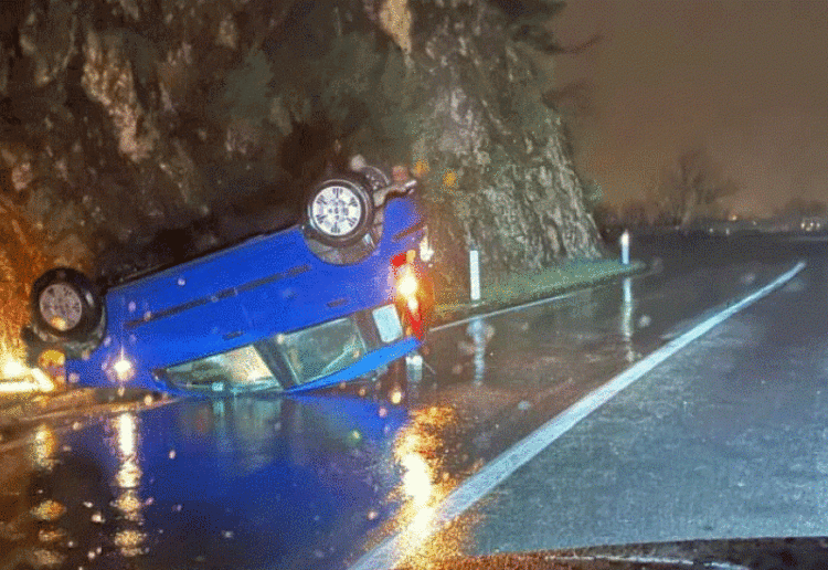 U Žovnici auto završilo na krovu