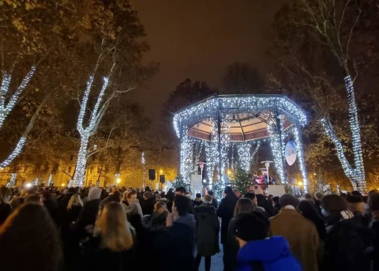 Otvoren Advent u Zagrebu: Nikad manje kućica, ali ugostitelji već sada trljaju ruke…