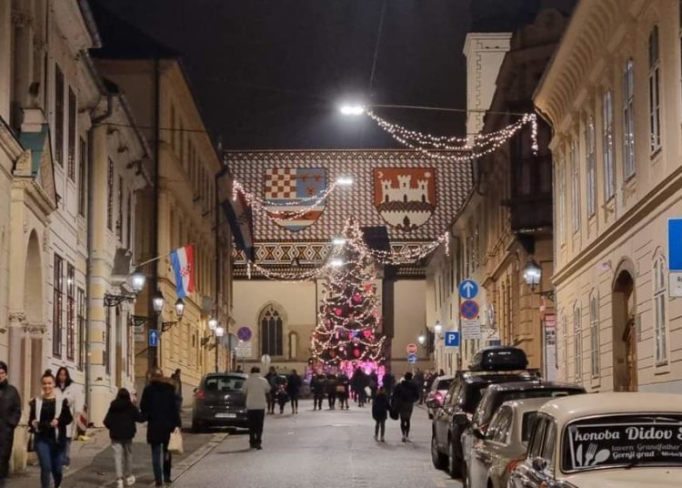 Otvoren Advent u Zagrebu: Nikad manje kućica, ali ugostitelji već sada trljaju ruke…