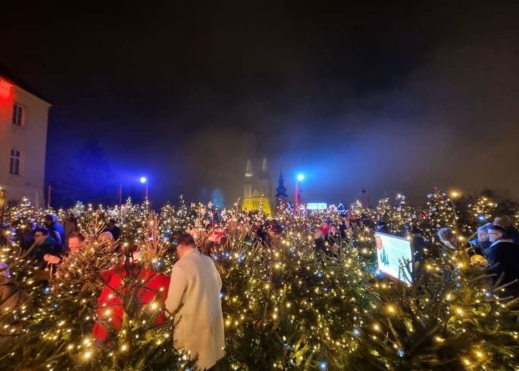 Otvoren Advent u Zagrebu: Nikad manje kućica, ali ugostitelji već sada trljaju ruke…