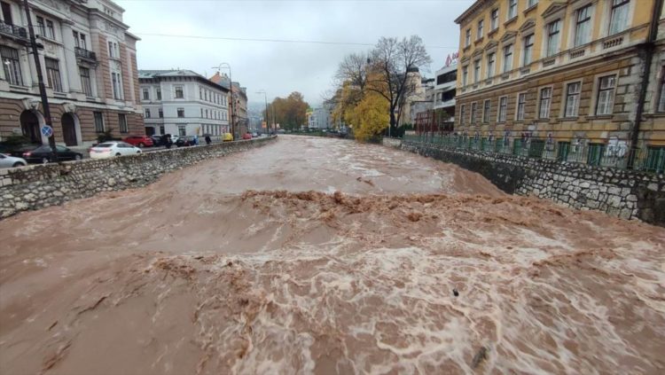 Izlile se Tilava, Željeznica i Bosna, poplavljeno 50 objekata na području Ilidže