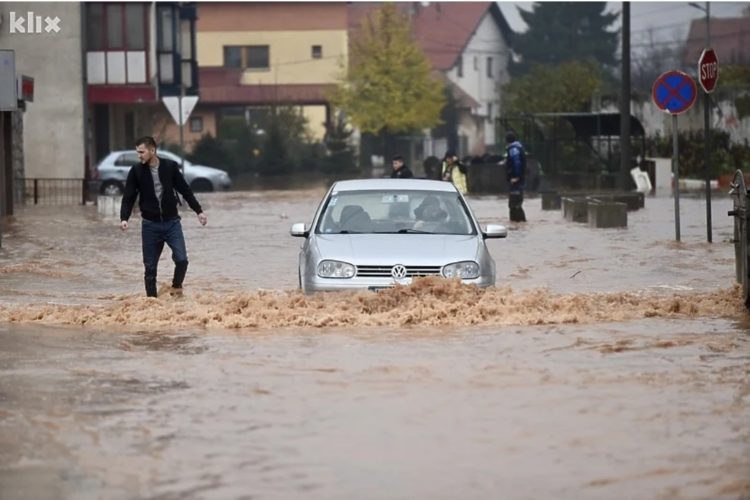 Na pojedinim dionicama promet zatvoren ili se odvija otežano