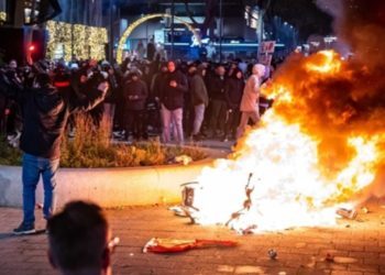 Neredi zbog covid-potvrda u Nizozemskoj: Policija pucala po ljudima, ima ranjenih