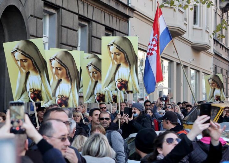Veliki prosvjed protiv Covid potvrda u Zagrebu: ‘Bez temeljnih ljudskih prava nismo ljudi već robovi!