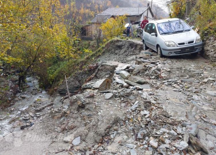 Jablanica: Klizište progutalo cestu, zatrpani automobili