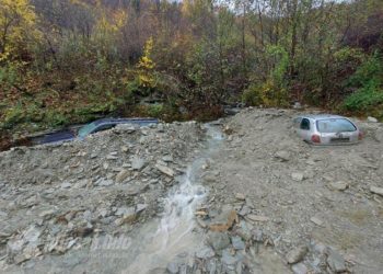 Jablanica: Klizište progutalo cestu, zatrpani automobili