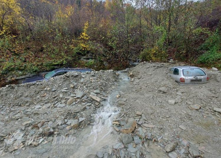 Jablanica: Klizište progutalo cestu, zatrpani automobili