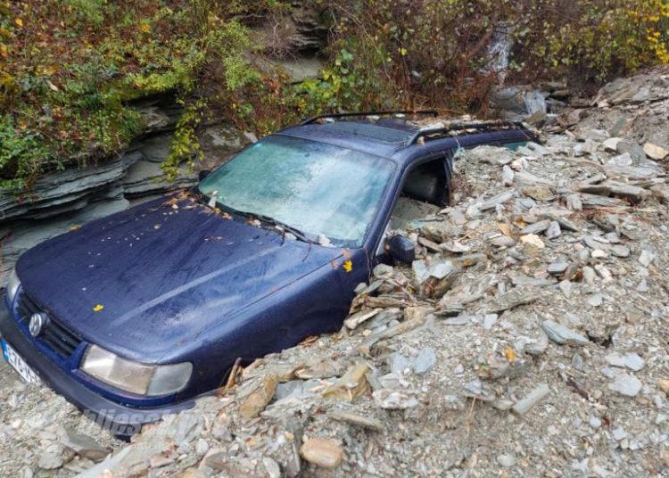 Jablanica: Klizište progutalo cestu, zatrpani automobili