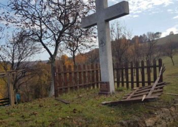 Oskrnavljen križ kod Zenice, nacrtani sotonistički simboli