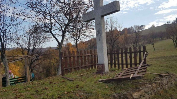 Oskrnavljen križ kod Zenice, nacrtani sotonistički simboli