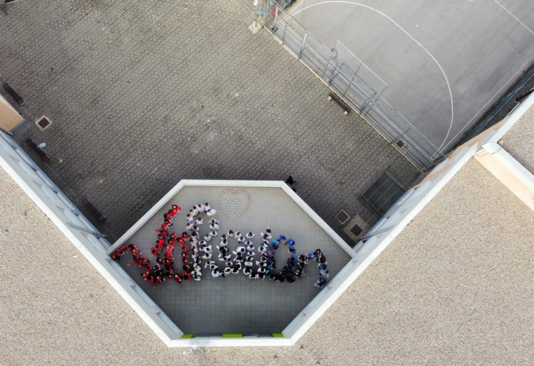 Širokobriješki učenici milenijskom fotografijom odali počast Vukovaru
