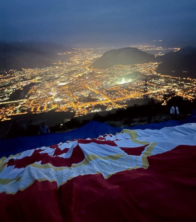 Obljetnica Herceg-Bosne: Vatromet i bakljada iznad Mostara, Kosača u bojama zastave hrvatskog naroda