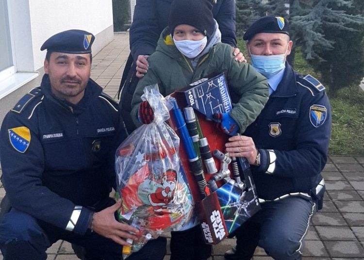 Pripadnici Granične policije BiH u akciji blagdanskog darivanja