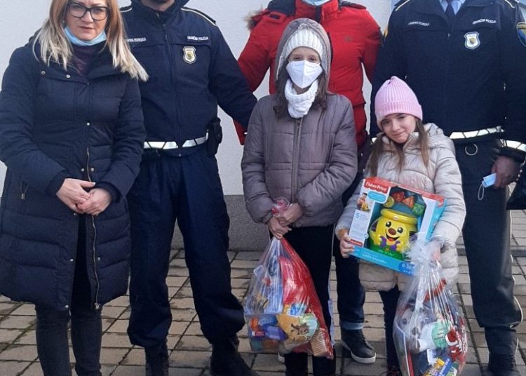 Pripadnici Granične policije BiH u akciji blagdanskog darivanja