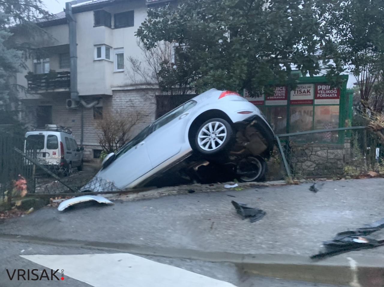 Široki Brijeg: Automobil završio u dvorištu obiteljske kuće