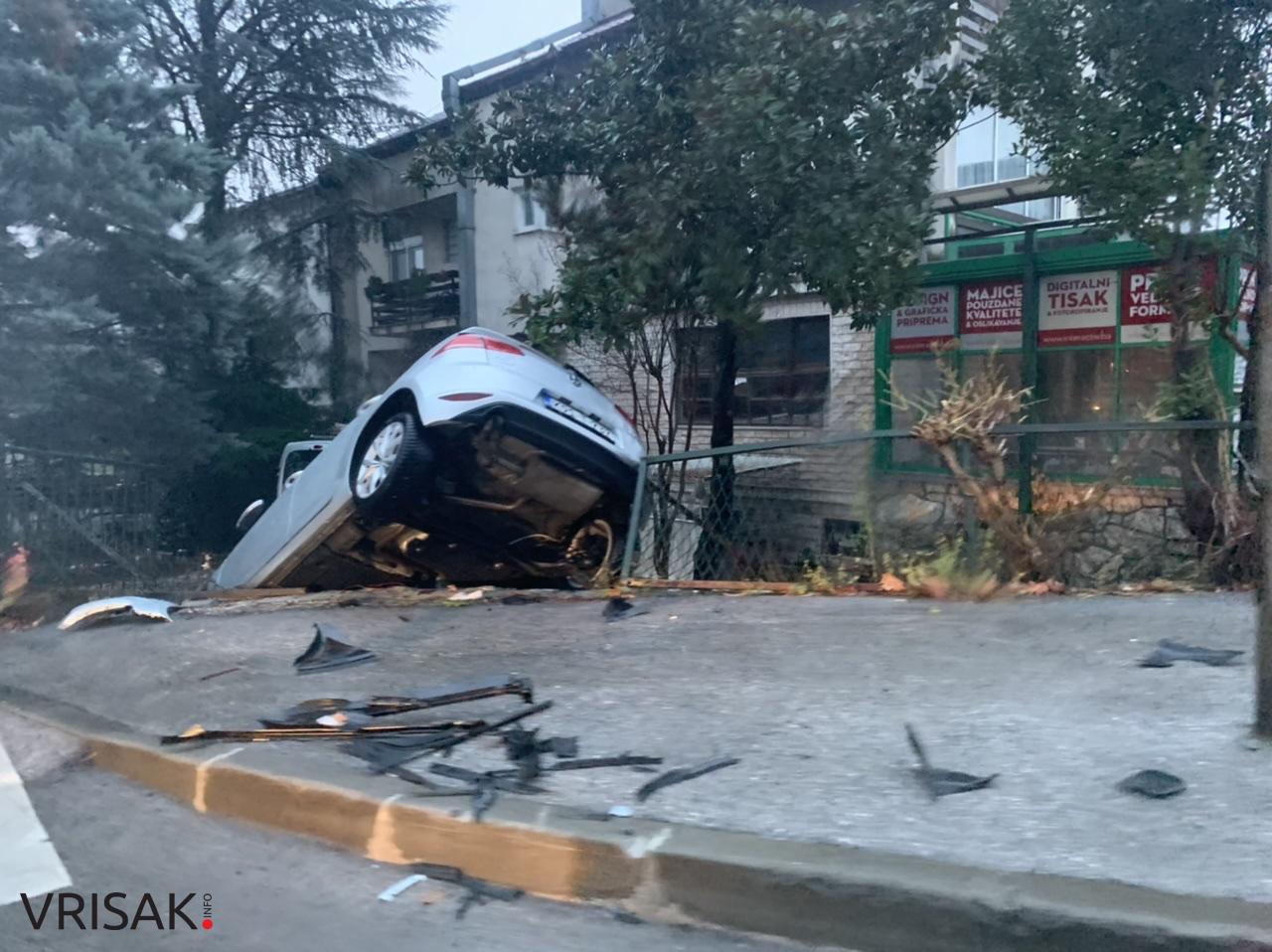 Široki Brijeg: Automobil završio u dvorištu obiteljske kuće