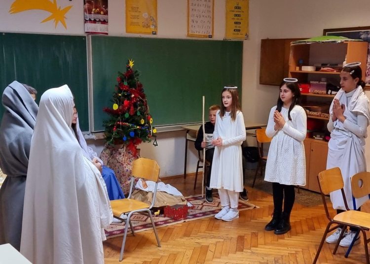 U Mokrom predstavljena predstava, žive jaslice te pjesme na engleskom jeziku