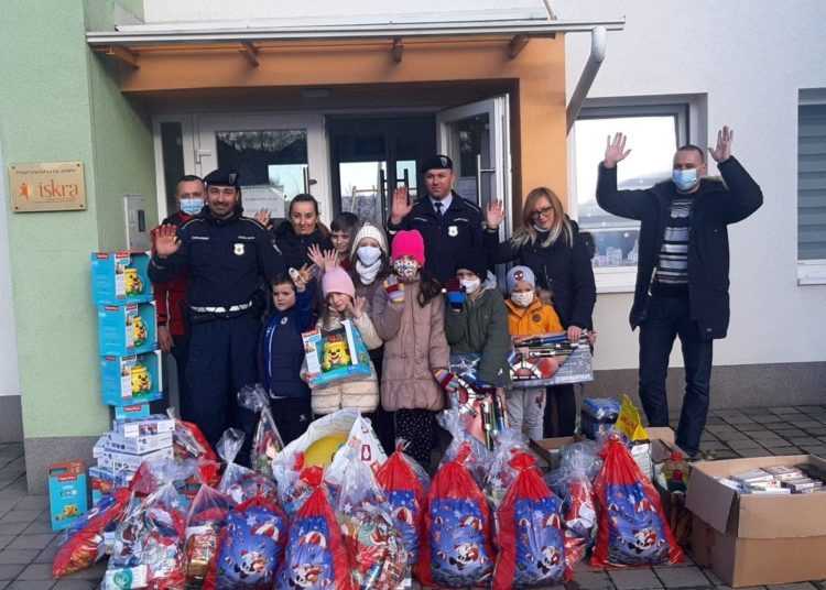 Pripadnici Granične policije BiH u akciji blagdanskog darivanja