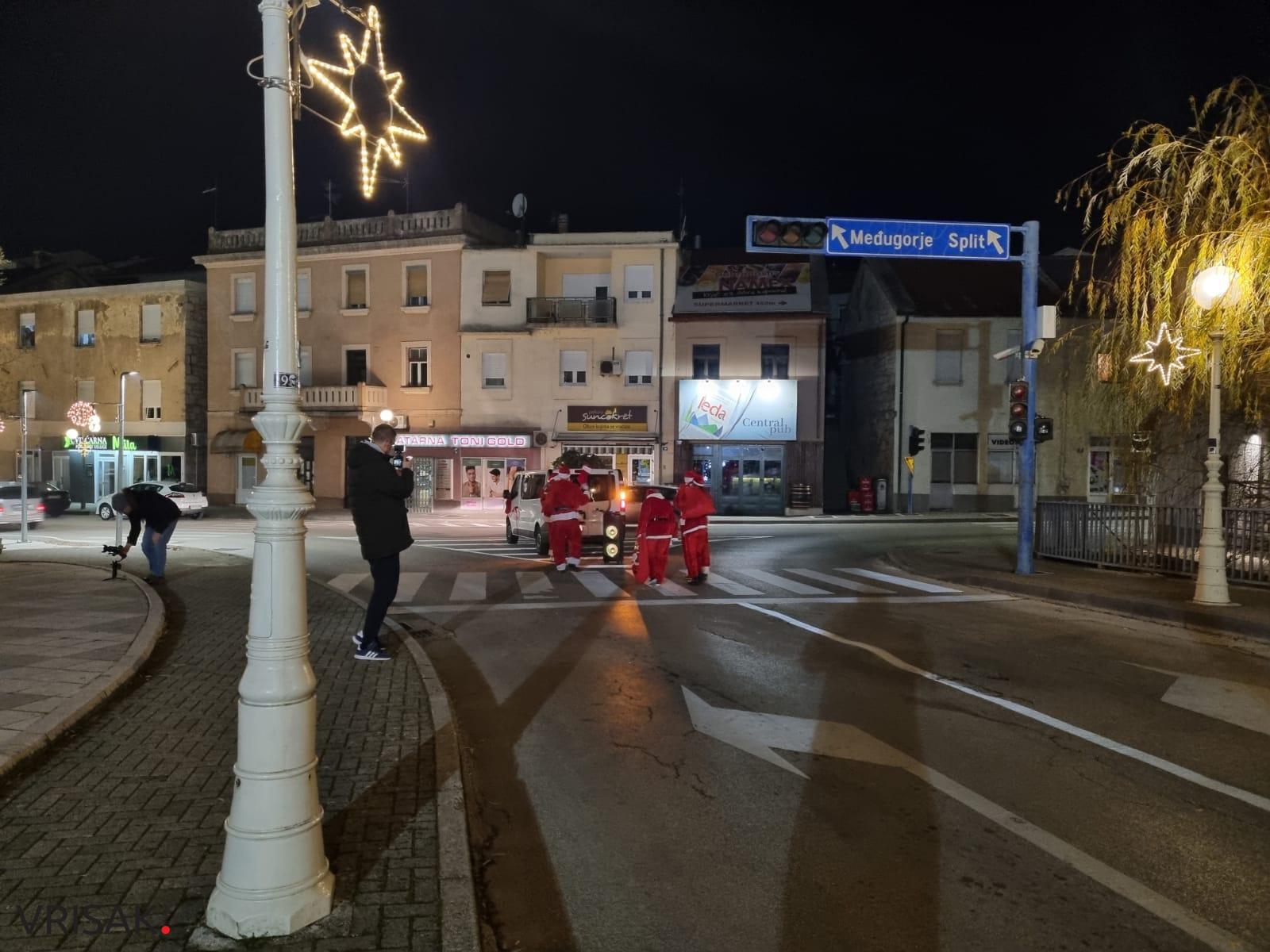 Djedovi Božićnjaci obilaze Hercegovinu; Jeste ih vidjeli?
