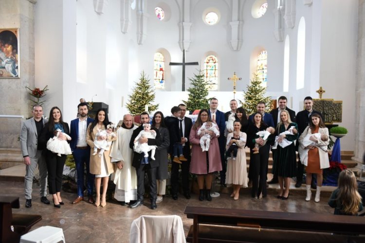 U crkvi Uznesenja BDM na Širokom Brijegu kršteno devetero djece