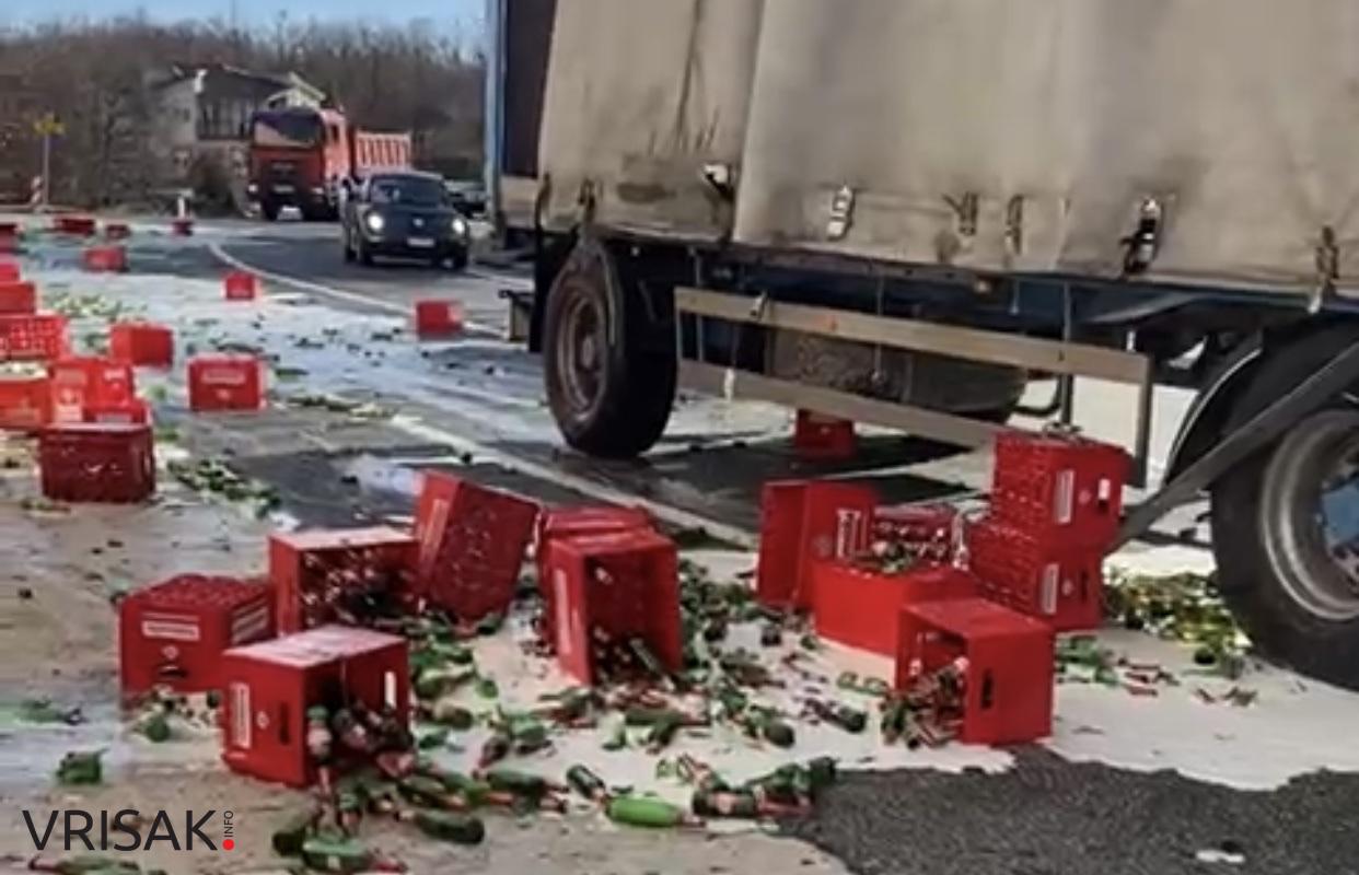 U mjestu Vranić iz kamiona ispale gajbe pive
