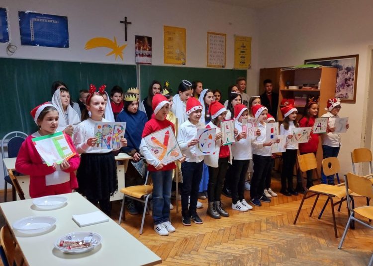 U Mokrom predstavljena predstava, žive jaslice te pjesme na engleskom jeziku