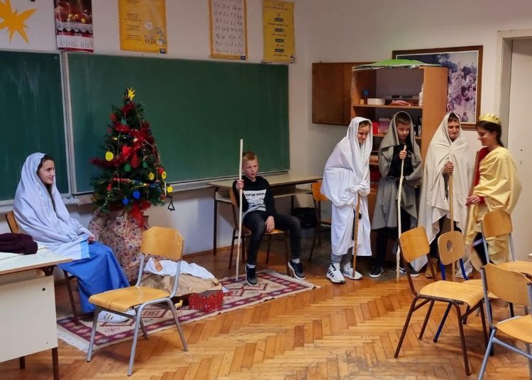 U Mokrom predstavljena predstava, žive jaslice te pjesme na engleskom jeziku