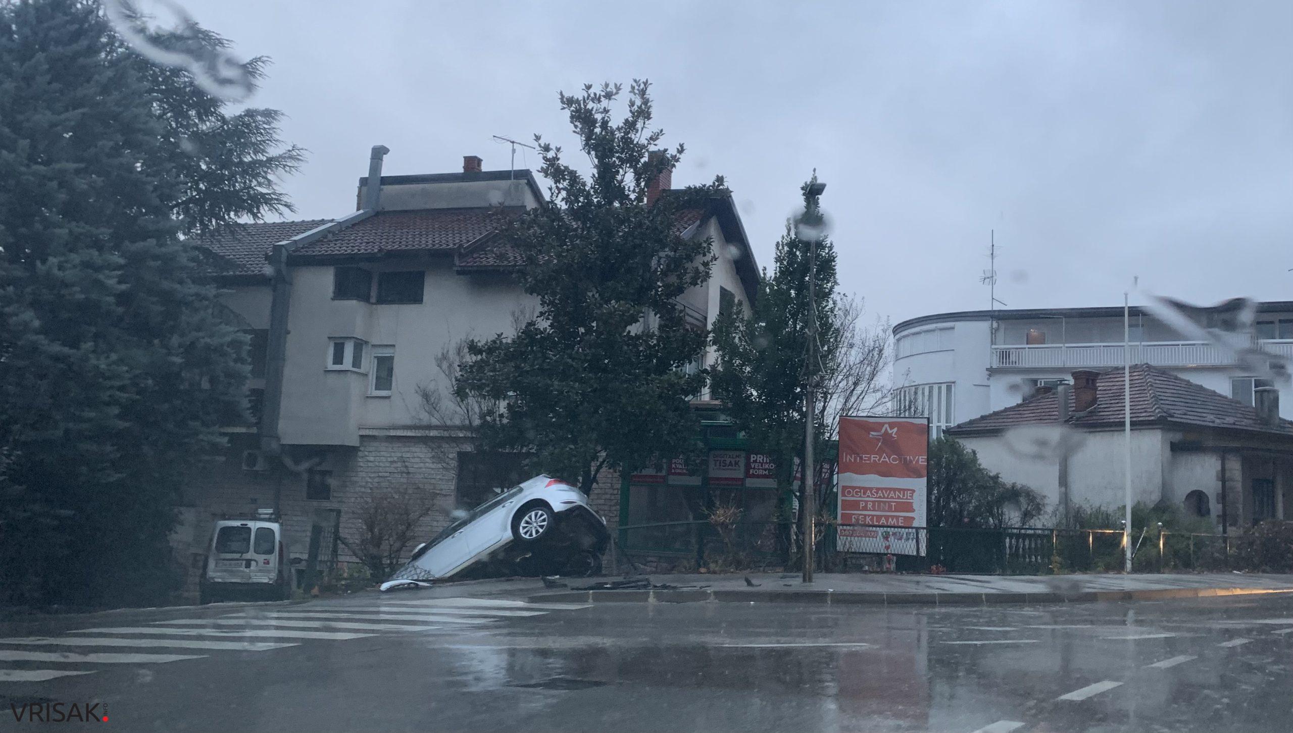 Široki Brijeg: Automobil završio u dvorištu obiteljske kuće