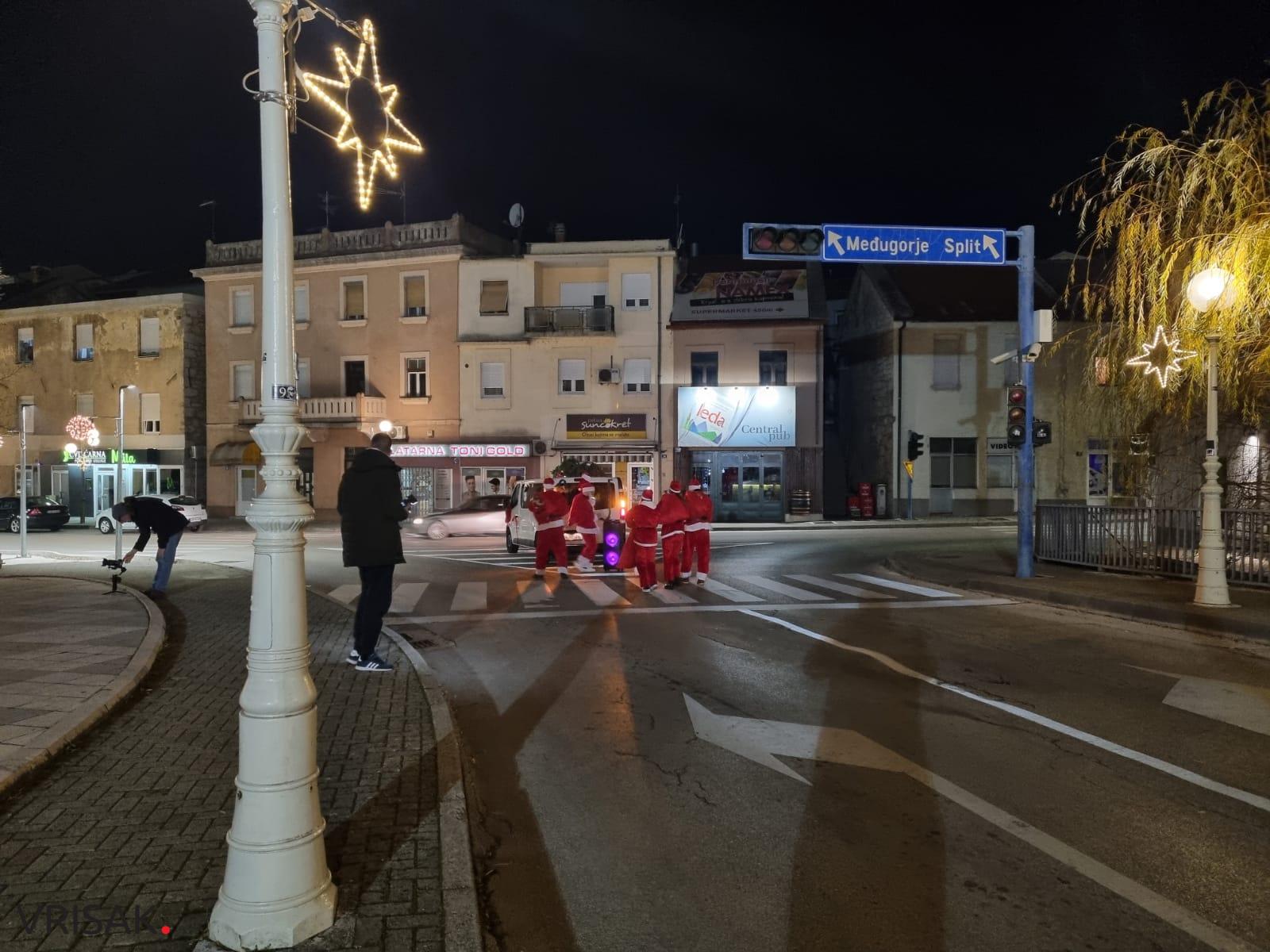 Djedovi Božićnjaci obilaze Hercegovinu; Jeste ih vidjeli?