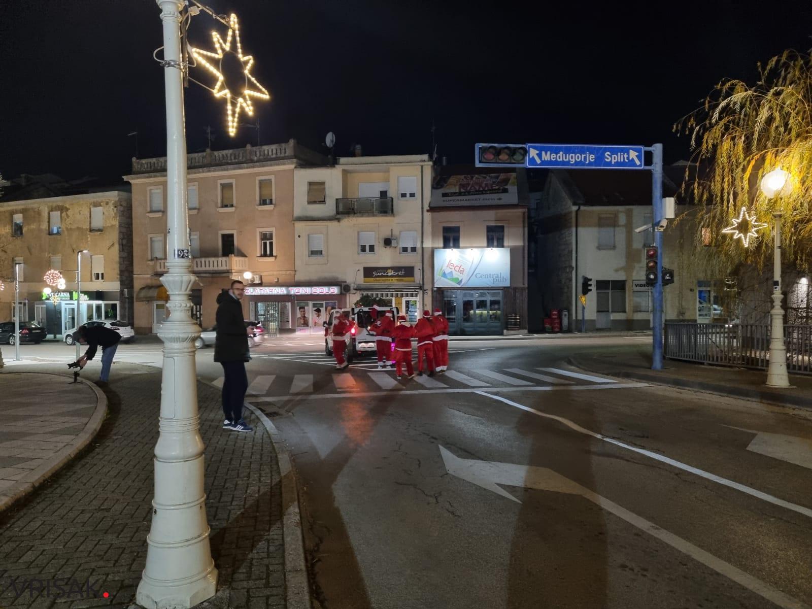 Djedovi Božićnjaci obilaze Hercegovinu; Jeste ih vidjeli?