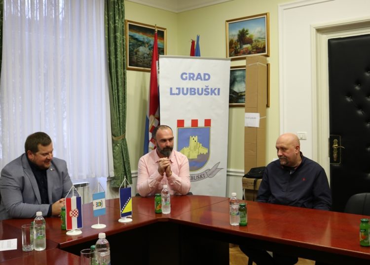 Predstavnicima pet mjesnih zajednica Grada Ljubuškog uručena računarska oprema