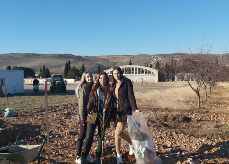 Studenti posadili više od 100 vrsta različitih voćaka