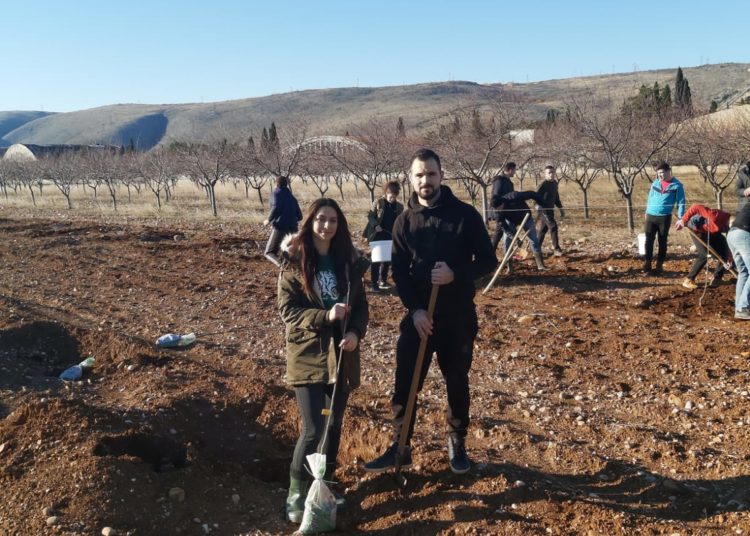 Studenti posadili više od 100 vrsta različitih voćaka