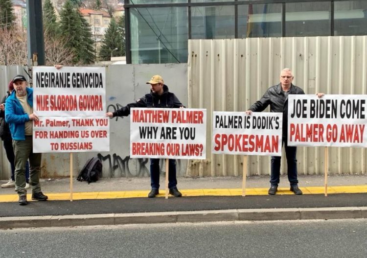 Istaknuli transparente protiv Palmera, traže da u Sarajevo dođe Biden