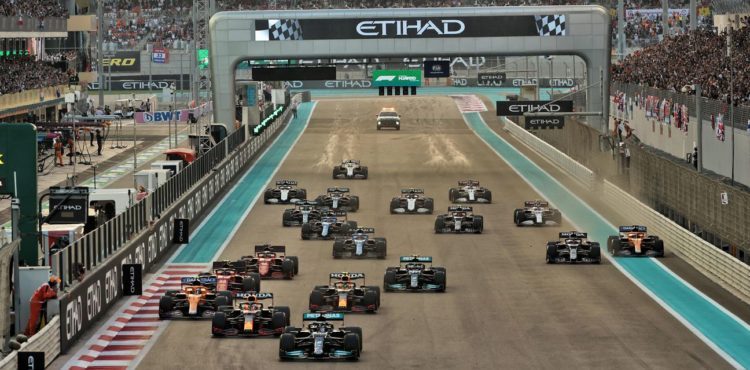 Dramatičan kraj sezone Formule 1:  Verstappen u zadnjem krugu pretekao Hamiltona i osvojio naslov prvaka